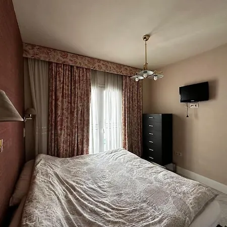 2 Bedroom Puerto Banus Flat With Balcony And Swimming Pool Apartment Marbella