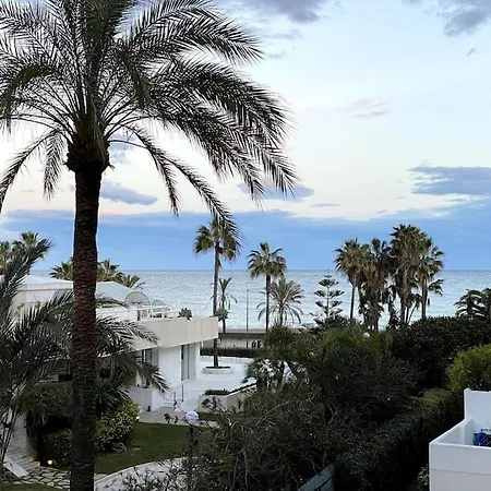 Apartment 2 Bedroom Puerto Banus Flat With Balcony And Swimming Pool