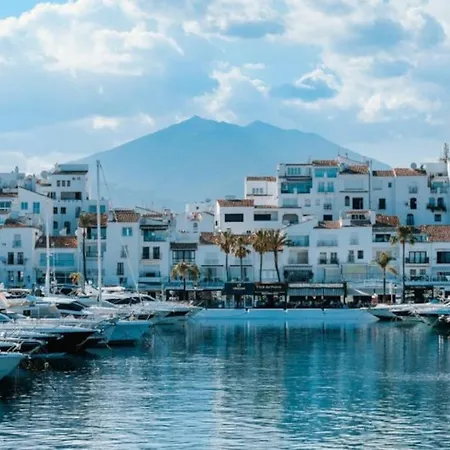2 Bedroom Puerto Banus Flat With Balcony And Swimming Pool *